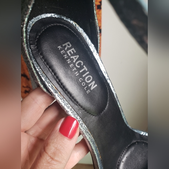 NWOT Kenneth Cole ruffled blue sparkle heels - Picture 16 of 16